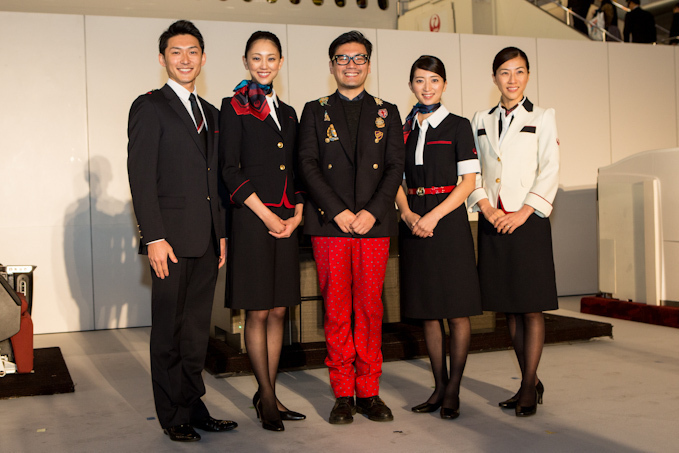 ケイタ マルヤマの丸山敬太が、JAL客室乗務員の新しい制服をデザイン  | 写真