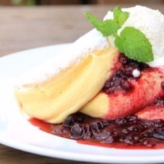 幸せのパンケーキから期間限定“たっぷりいちご”ショートパンケーキ、ホワイトチョコを散りばめて｜写真6