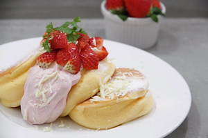 幸せのパンケーキから期間限定 たっぷりいちご ショートパンケーキ ホワイトチョコを散りばめて ファッションプレス 幸せのパンケーキから期間限定 たっぷりいちご ショートパンケーキ ホワイトチョコを散りばめて ファッションプレス
