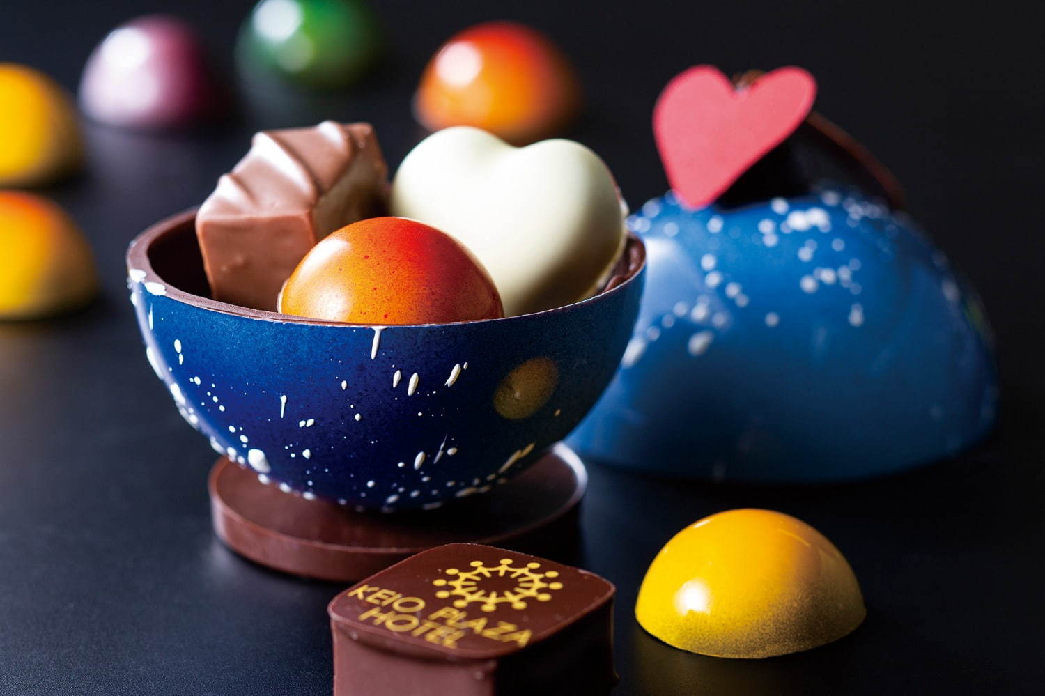 京王プラザホテルのバレンタイン、球体チョコBOXやドライフルーツを飾った華やかなチョコ｜写真2