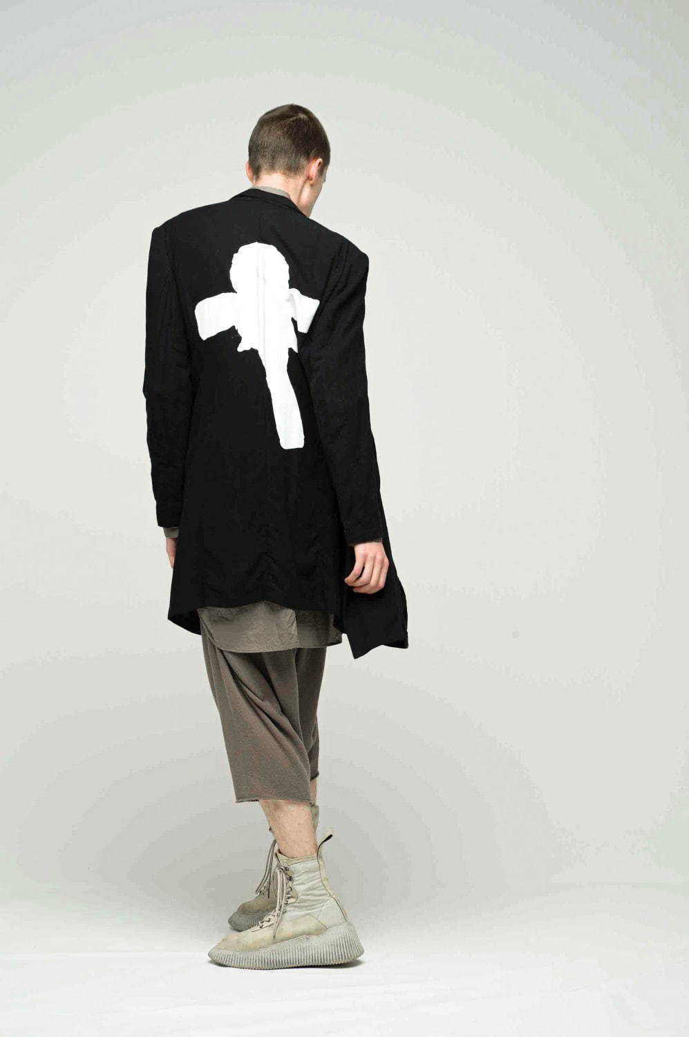 ユリウス“フォトプリント”を配したロングジャケット＆コート、伊勢丹新宿店限定で｜写真11