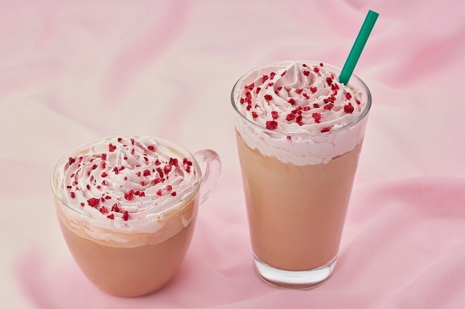 タリーズ“ルビーチョコ”使用のピンク色ホワイトモカ、ラズベリー入りのフルーティーな味わい