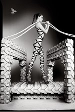 アーティスティックな美で魅せる、メイベリン ニューヨーク限定カレンダー｜写真5