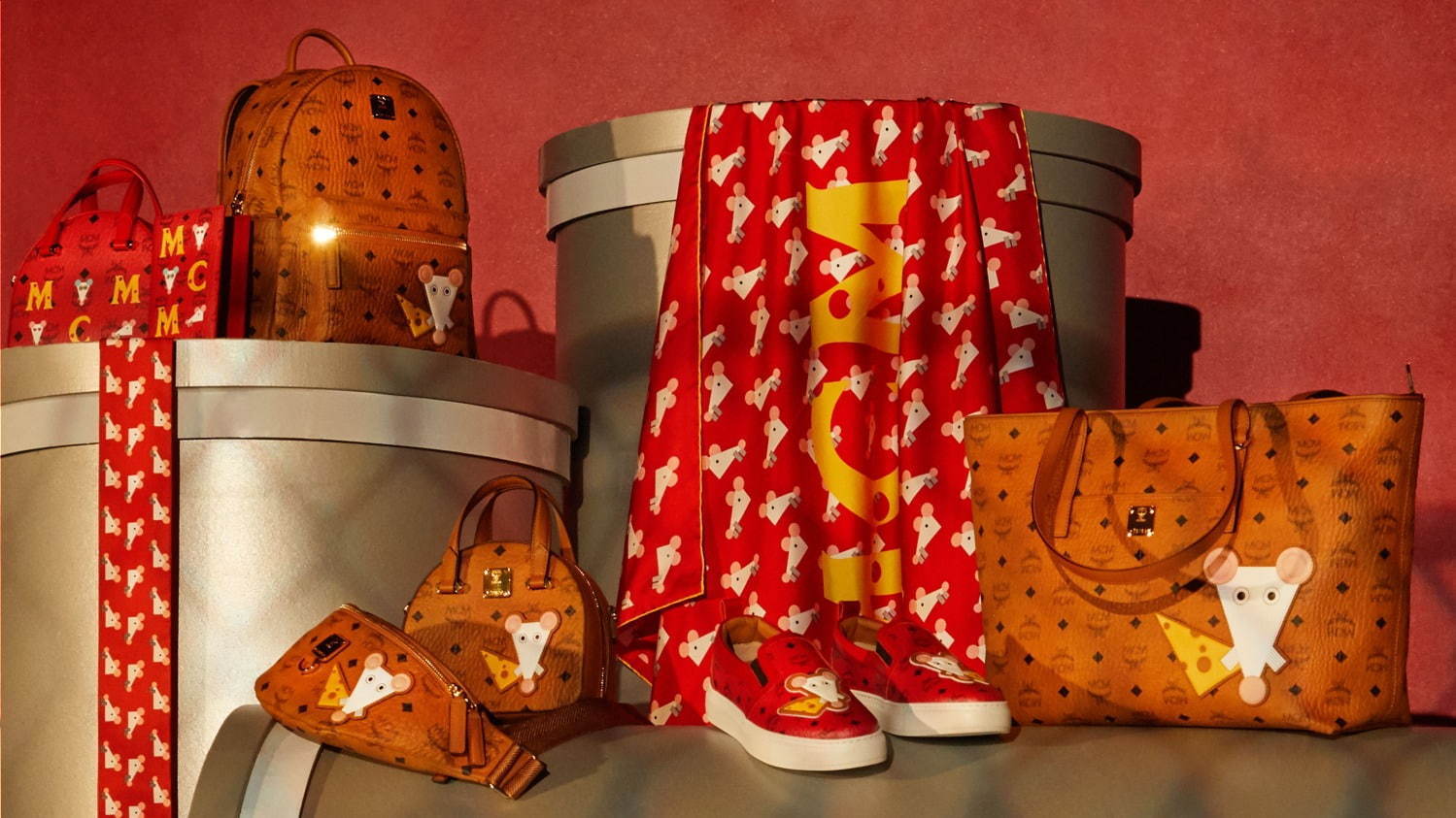 値下げ不可　伏見工業　ラグビーエナメルバック　中古 FENDI フェンディ ヴィンテージ ミニショルダーバッグ レザー