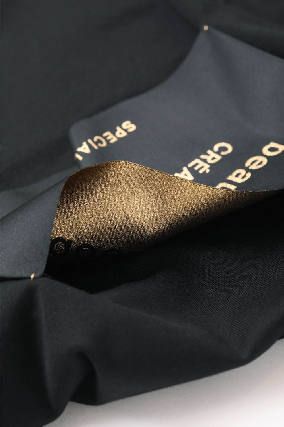 ビューティフルピープル“ブラックタグ”の限定Tシャツ＆トートバッグ、銀座三越で発売｜写真24