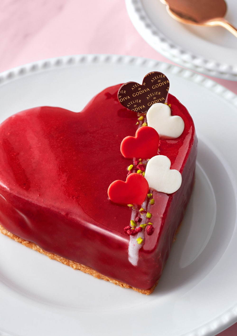 アトリエ ドゥ ゴディバのバレンタインスイーツ、ハートのカシスケーキやいちご型マカロン｜写真3
