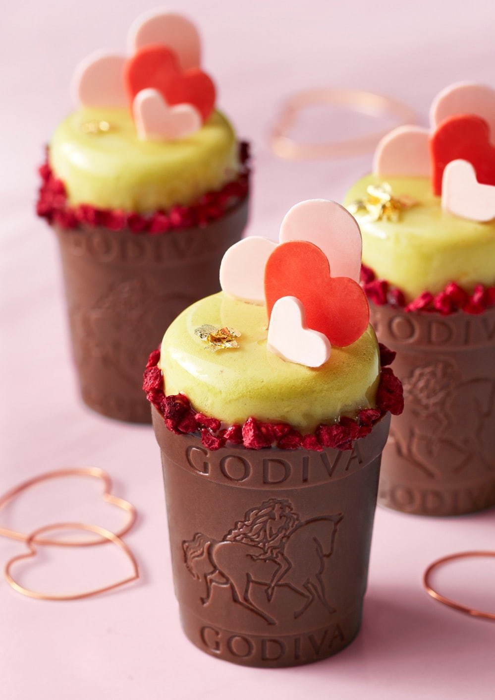 アトリエ ドゥ ゴディバのバレンタインスイーツ、ハートのカシスケーキやいちご型マカロン｜写真6