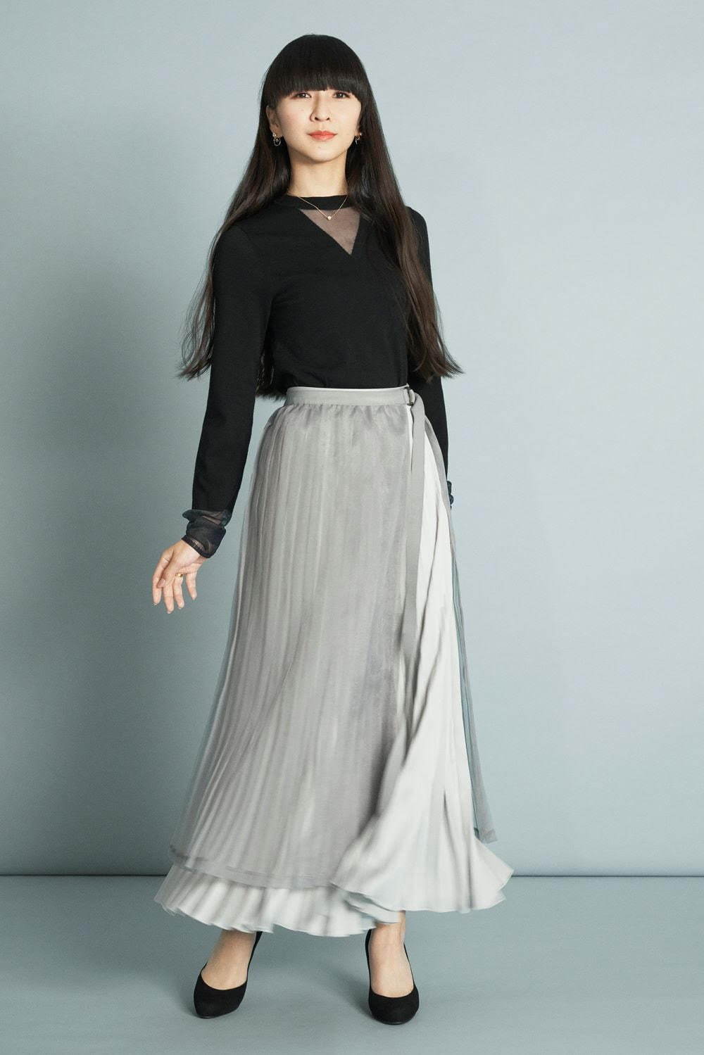 SHEER COMBI KNIT 17,600円(税込)
2WAY PLEATS SKIRT 35,200円(税込)