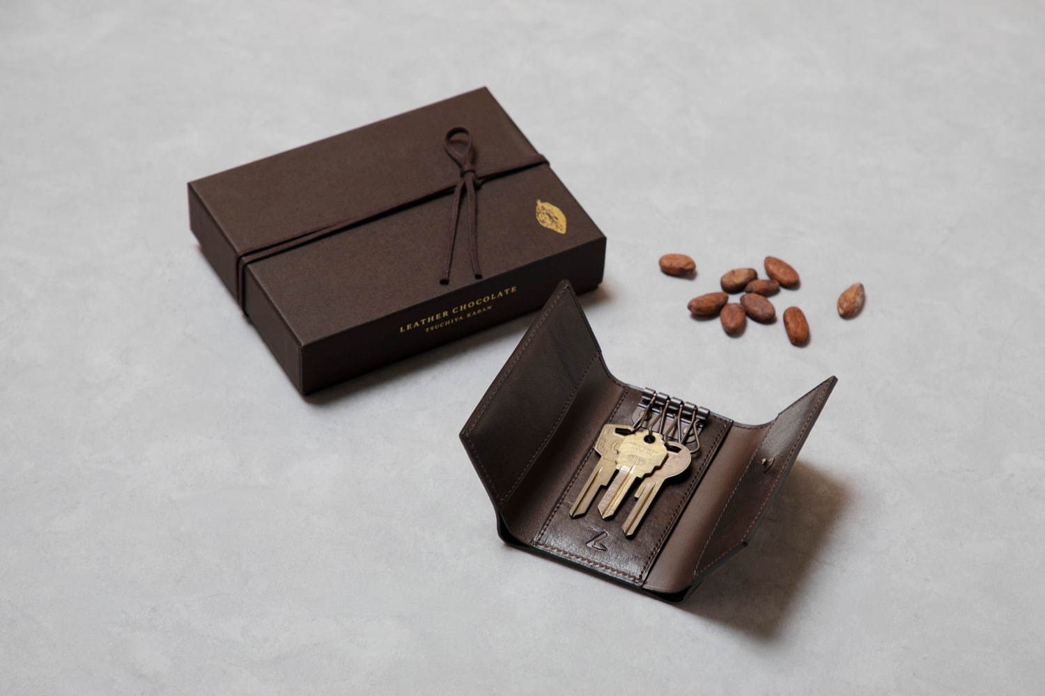 土屋鞄製造所の“チョコレート”色レザーキーケース、ミニマルの“かぎ型ショコラ”もセットに｜写真1