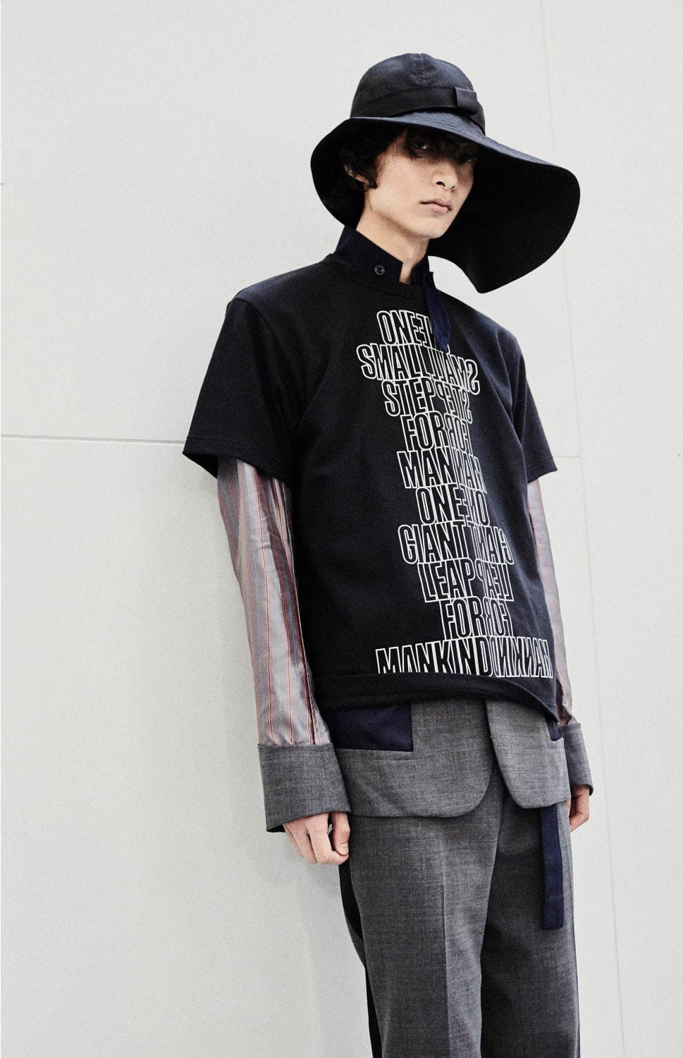 写真17 18 Sacai 宇宙飛行士 ニール アームストロングの名言 を配したユニセックスtシャツ ファッションプレス