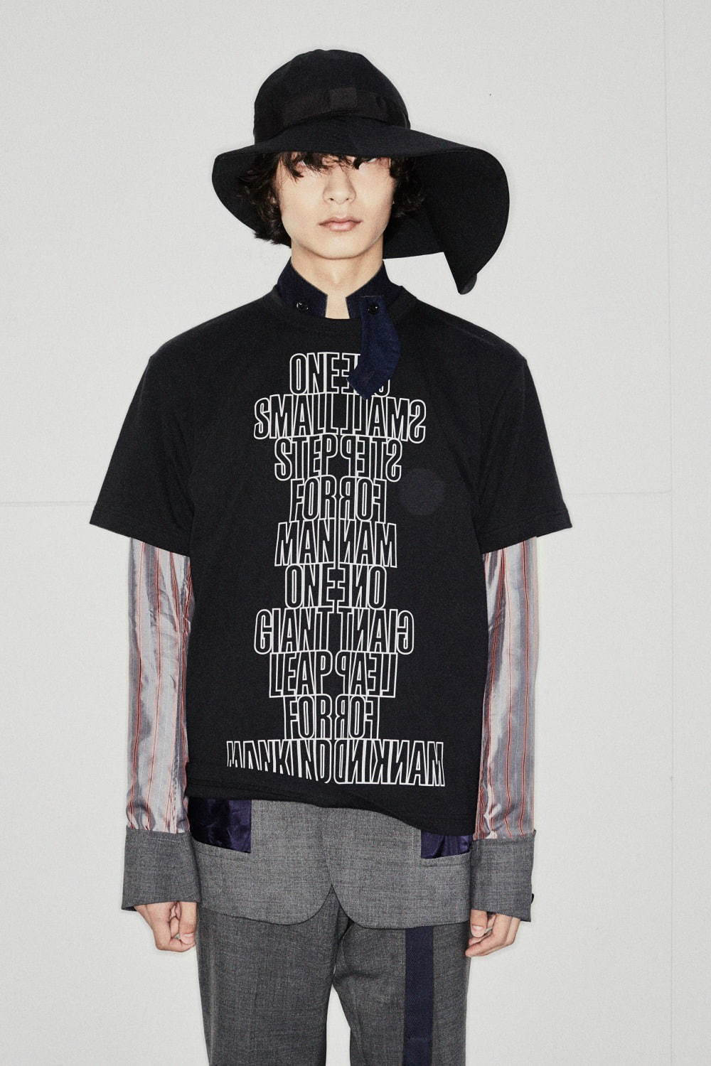 写真13 18 Sacai 宇宙飛行士 ニール アームストロングの名言 を配したユニセックスtシャツ ファッションプレス