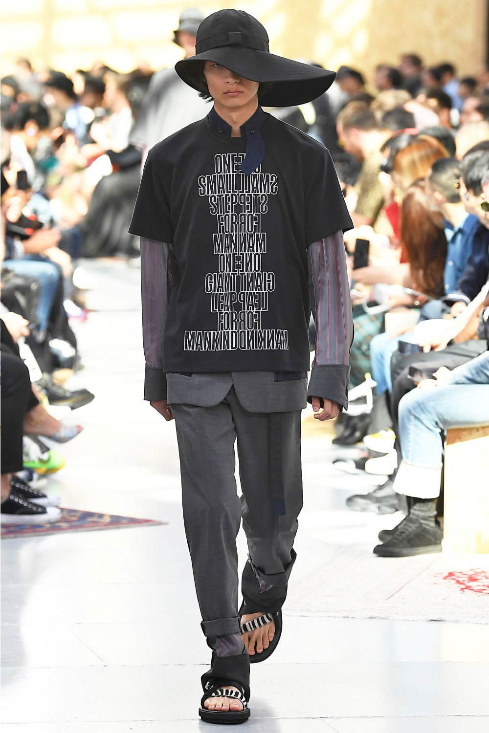 sacai、宇宙飛行士“ニール・アームストロングの名言”を配したユニセックスTシャツ｜写真9