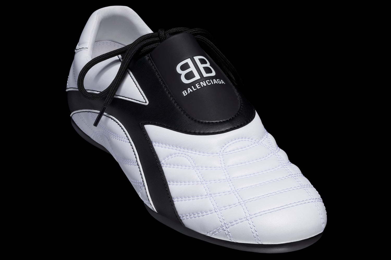 バレンシアガの新スニーカー「ゼン(ZEN)」シューレースを隠して履く、軽量ソールのミニマルな1足