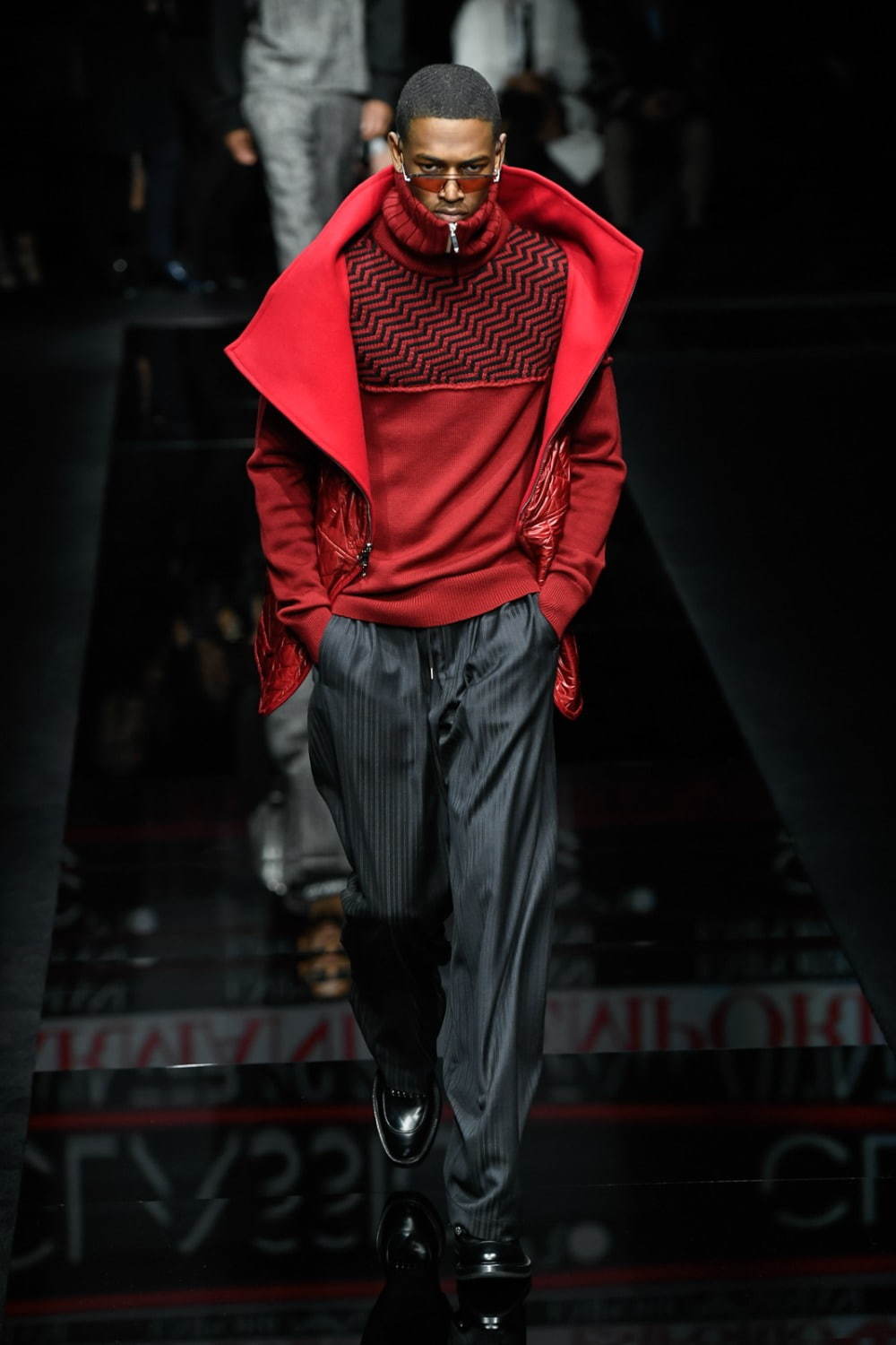 写真 42 メンズ 赤のセーター ニット を使ったコーディネート着用 コレクションルックギャラリー ファッションプレス