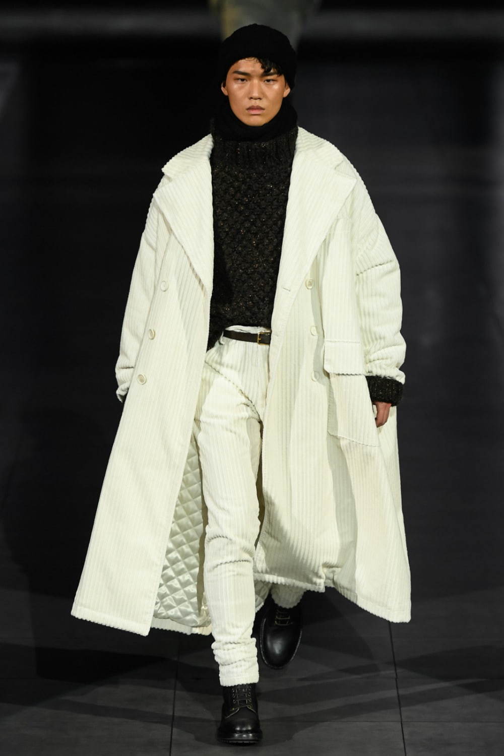 写真3 42 メンズ 白のチェスターコートを使ったコーディネート着用 コレクションルックギャラリー ファッションプレス