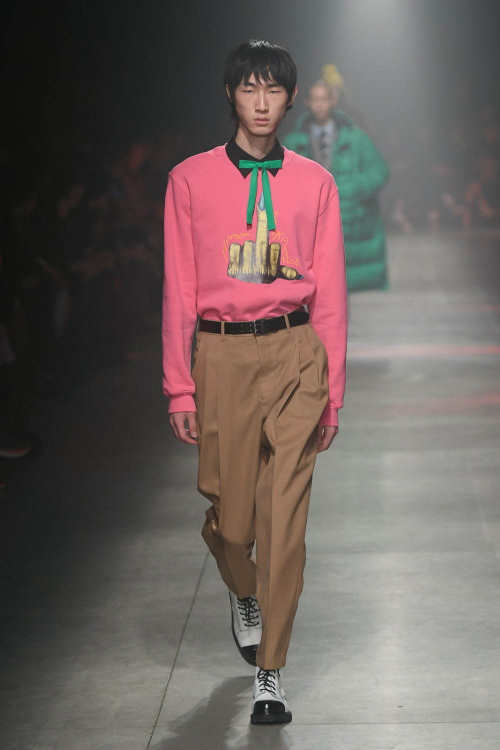 写真4 42 メンズ ピンクのtシャツ ロング を使ったコーディネート着用 コレクションルックギャラリー ファッションプレス