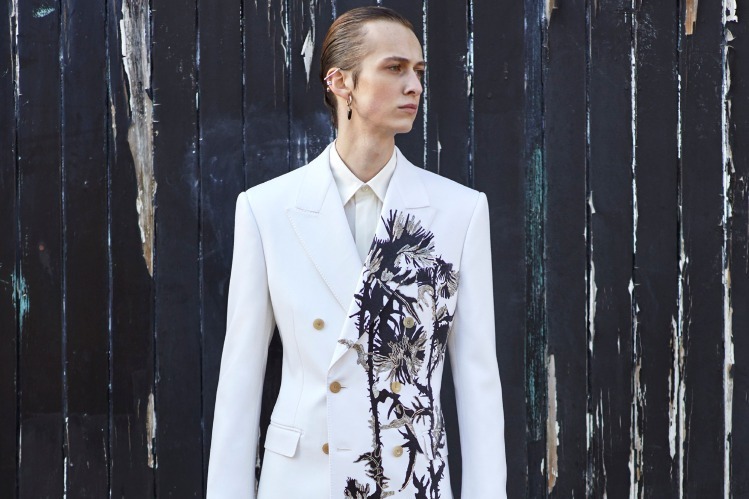 アレキサンダー・マックイーン 2020-21年秋冬コレクション - 厳格な世界に光を導く花と芸術