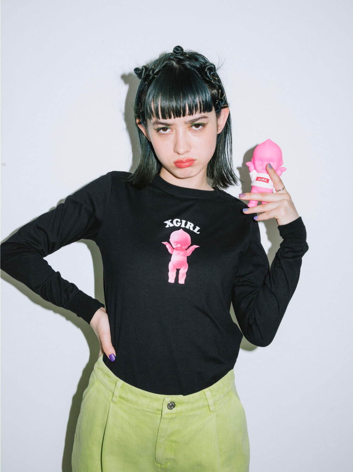 X-girl×オビツキューピー“ショッキングピンク”のキューピーTシャツやカレッジ風ロゴポーチ｜写真2