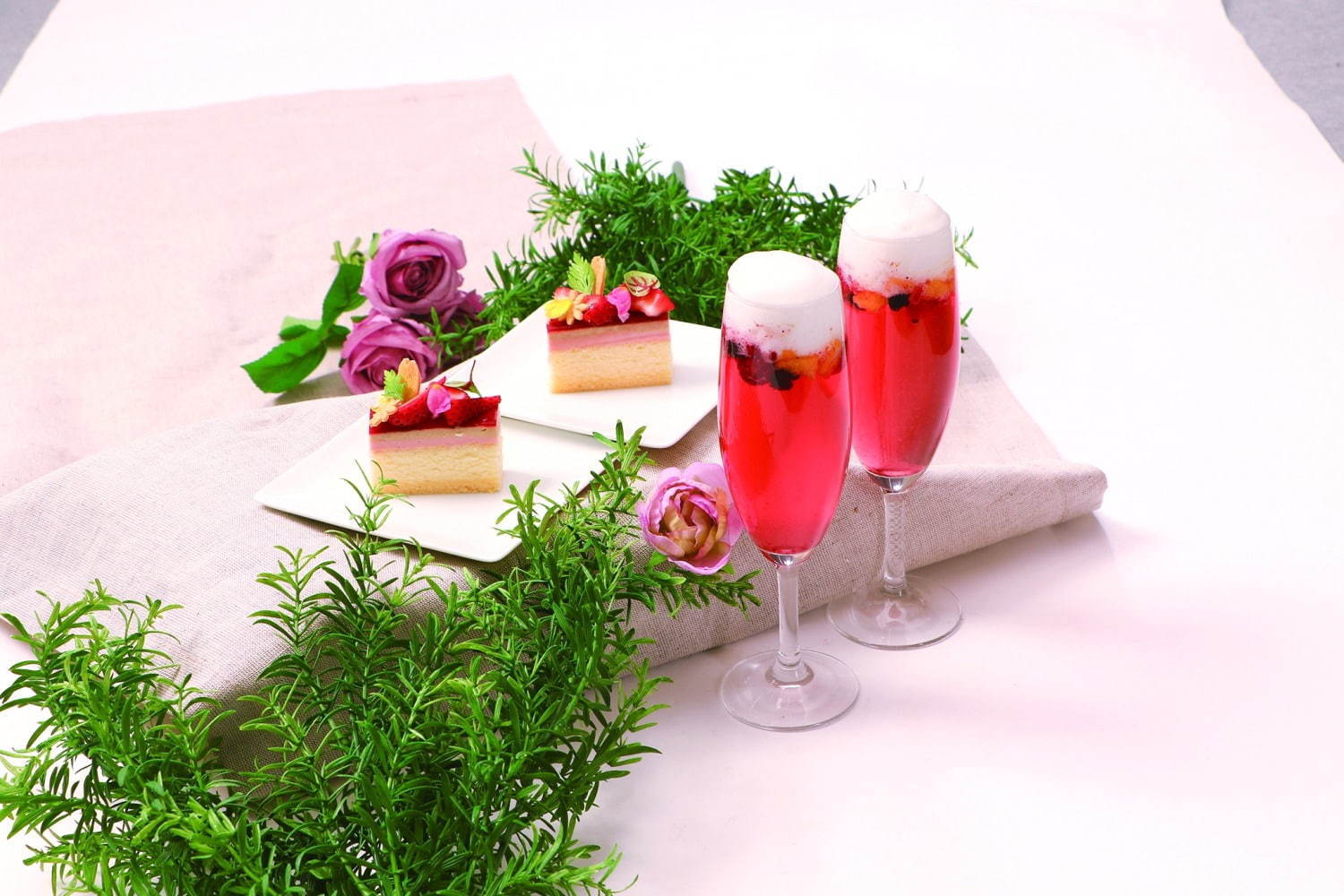 びわ湖大津プリンスホテルのストロベリーブッフェ、“苺×花”の華やかスイーツ約35種｜写真3