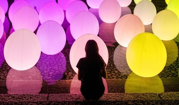 水面に立ち続ける呼応する生命 / Autonomous Resonating Life on the Water
teamLab, 2019, Interactive Digital Installation, Endless, Sound: Hideaki Takahashi