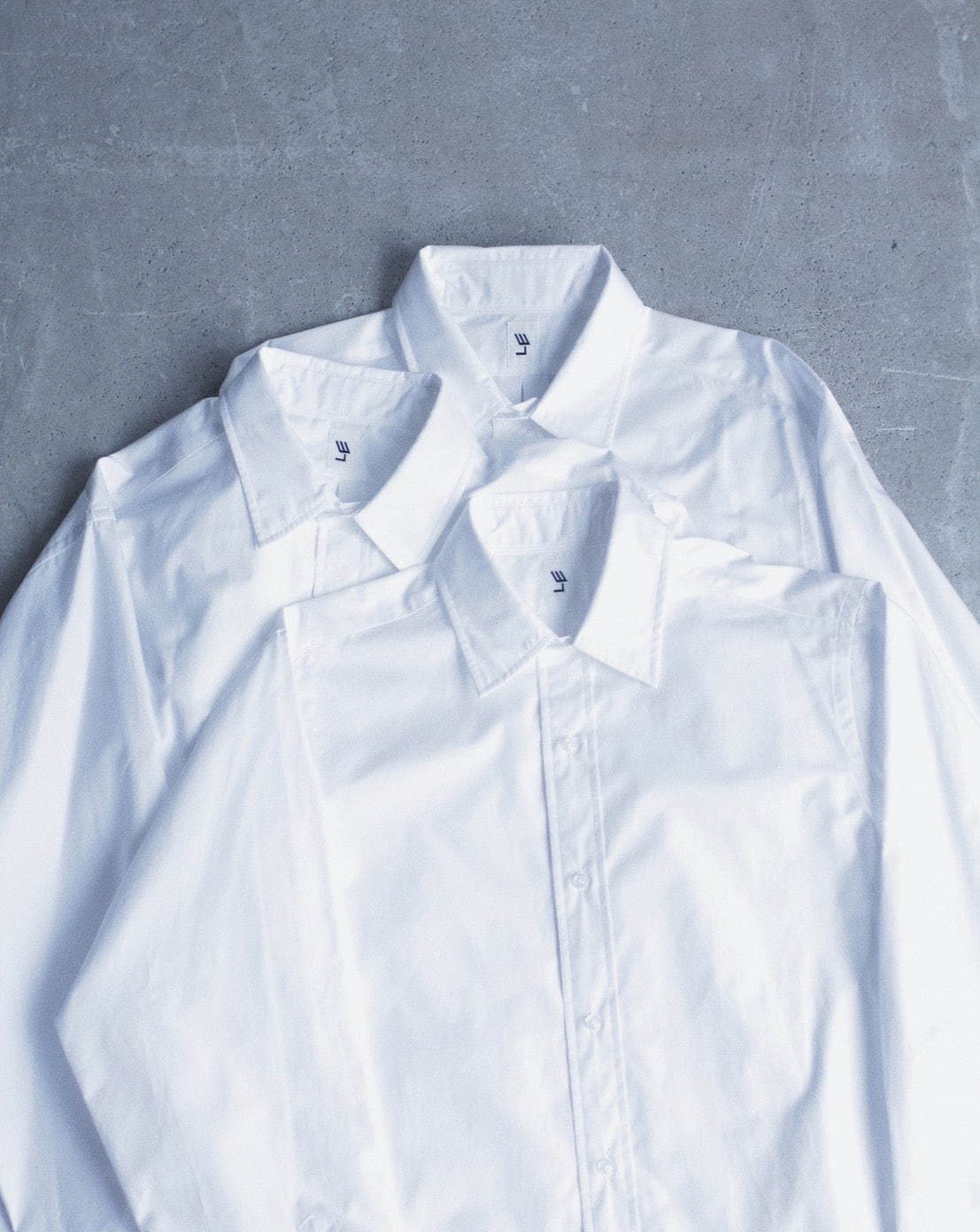 米老舗・シュロンのアイウェア＆レショップ「エルイー」の白シャツ
