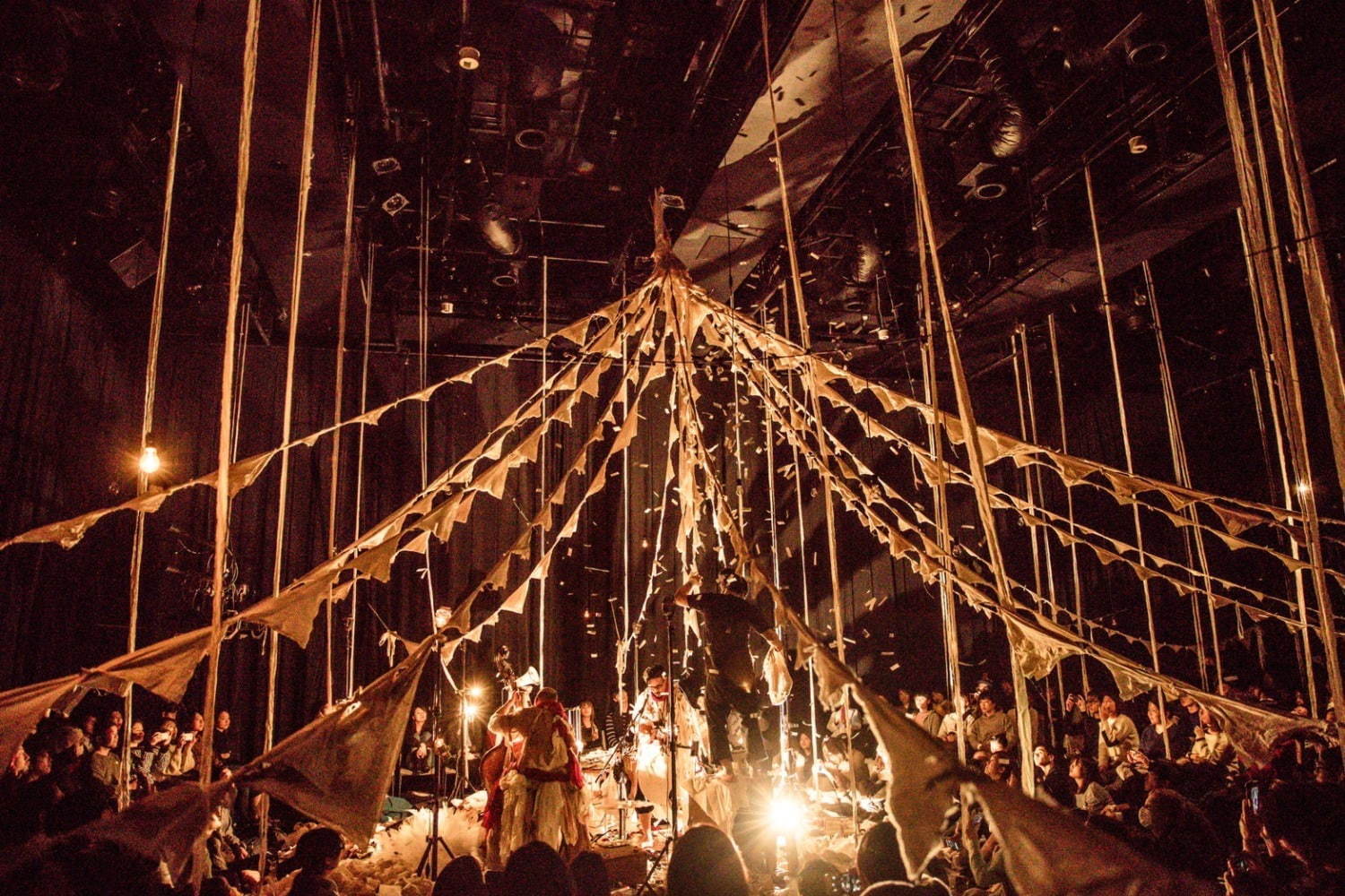 音×布×光の即興舞台「仕立て屋のサーカス」が東京・新宿で、ゲストに絵本作家ミロコマチコ｜写真5