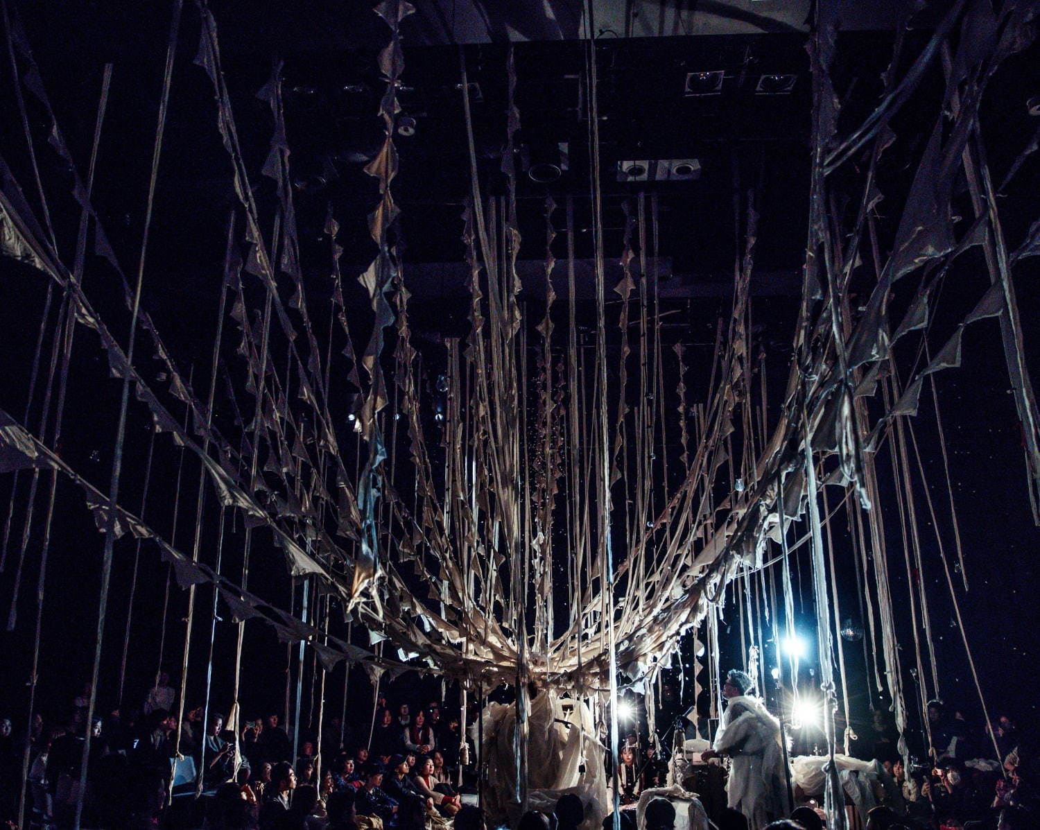 音×布×光の即興舞台「仕立て屋のサーカス」が東京・新宿で、ゲストに絵本作家ミロコマチコ｜写真3