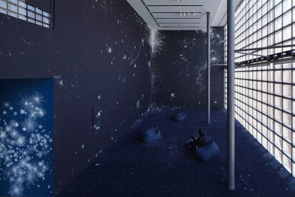 銀座メゾンエルメス フォーラムで展覧会「コズミック・ガーデン」青のグラデーションで表現する宇宙の時空｜写真3