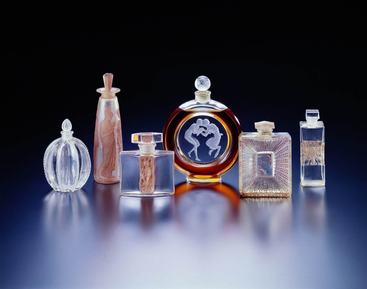 香水瓶《牧神のくちづけ》 モリナール社 1928年(左から3番目)ほか香水瓶各種 北澤美術館蔵