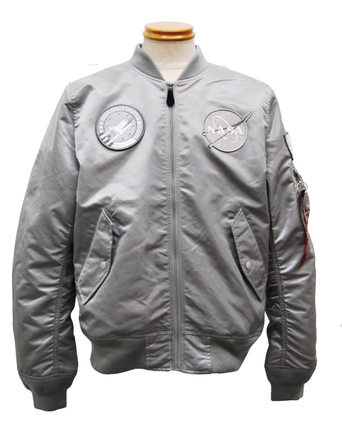 アルファ インダストリーズ“NASA”モチーフのフライトジャケット、スペースシャトル記念ロゴを復刻｜写真1