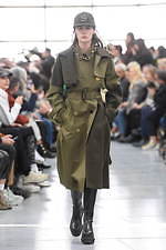 sacai コレクション　高橋らら　お色違い　トレンチコート 写真7/58｜サカイ(sacai) 2020-21年秋冬ウィメンズコレクション