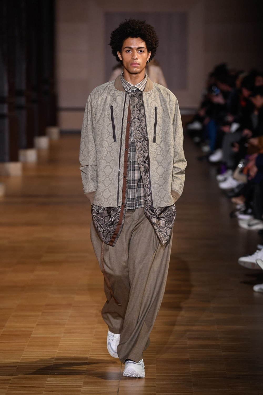 メンズ グレーのパンツ ロング のコーディネート ファッションプレス メンズ グレーのパンツ ロング のコーディネート ファッションプレス