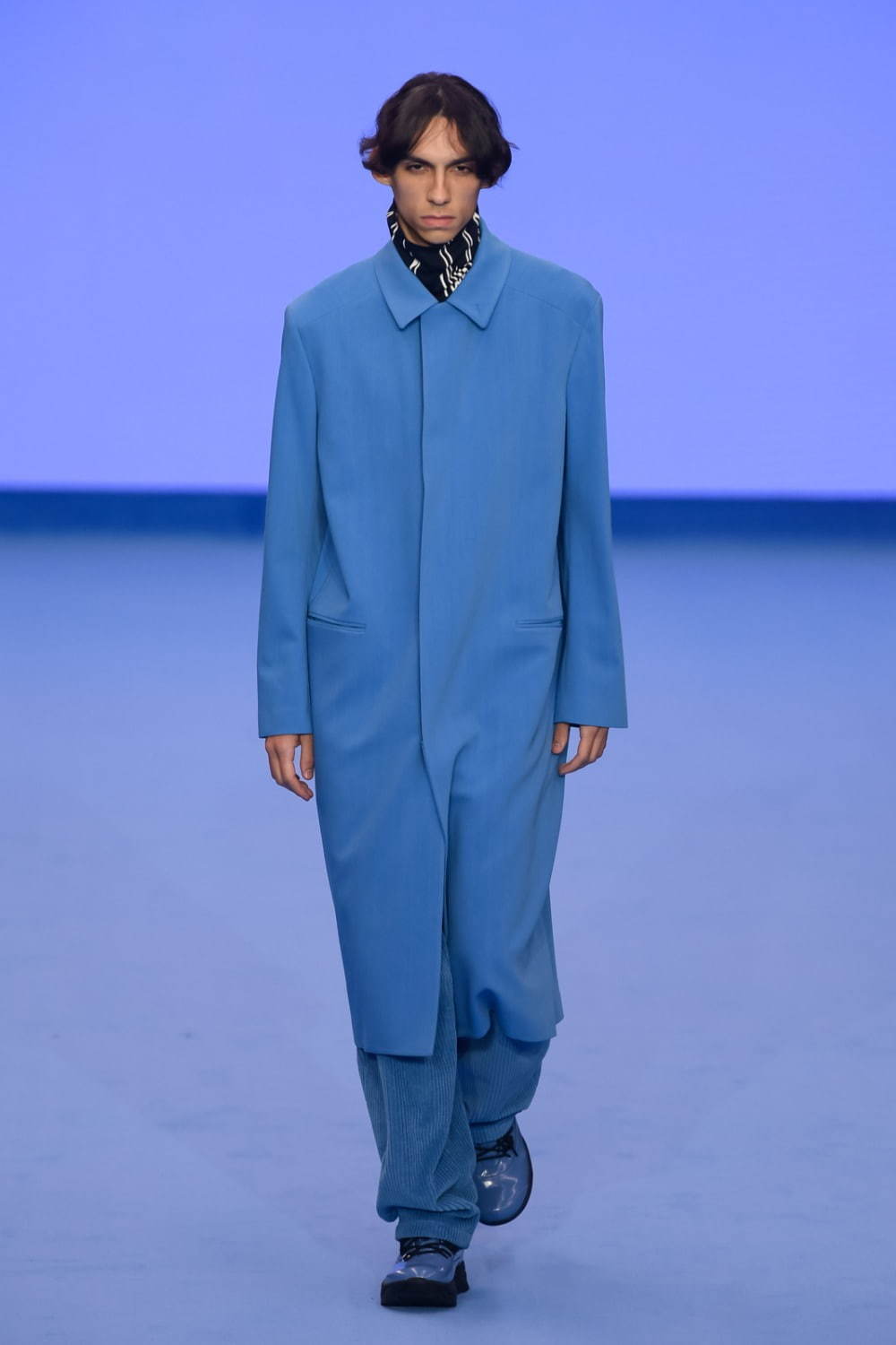 メンズ 青のステンカラーコートを使ったコーディネート ファッションプレス
