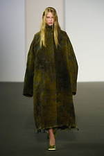 アクネ ストゥディオズ 2020年秋冬ウィメンズコレクション - 心地よい違和感が繋げる印象深さ｜写真3