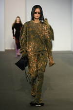 アクネ ストゥディオズ 2020年秋冬ウィメンズコレクション - 心地よい違和感が繋げる印象深さ｜写真5