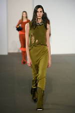 アクネ ストゥディオズ 2020年秋冬ウィメンズコレクション - 心地よい違和感が繋げる印象深さ｜写真13