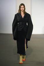 アクネ ストゥディオズ 2020年秋冬ウィメンズコレクション - 心地よい違和感が繋げる印象深さ｜写真27