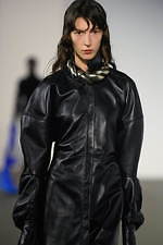 アクネ ストゥディオズ 2020年秋冬ウィメンズコレクション - 心地よい違和感が繋げる印象深さ｜写真65