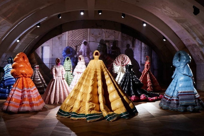 「1 モンクレール ピエールパオロ・ピッチョーリ」ボリューミーな“ダウン”ドレス限定発売