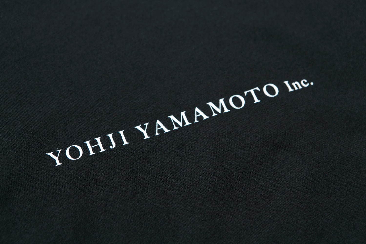 ヨウジヤマモト×ニューエラ、ヨウジヤマモト社ブランド・ラインのロゴを並べたキャップやTシャツ｜写真10