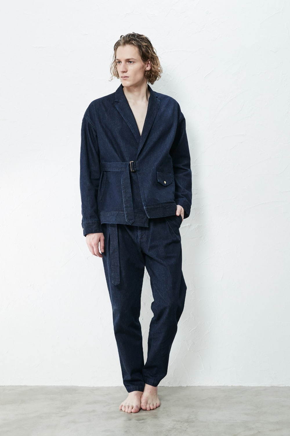 クルニ
TIELOCKEN JACKET ダークインディゴ 32,000円、インディゴ 34,000円
LONG BELT TAPERED PANTS ダークインディゴ 23,000円、インディゴ 25,000円