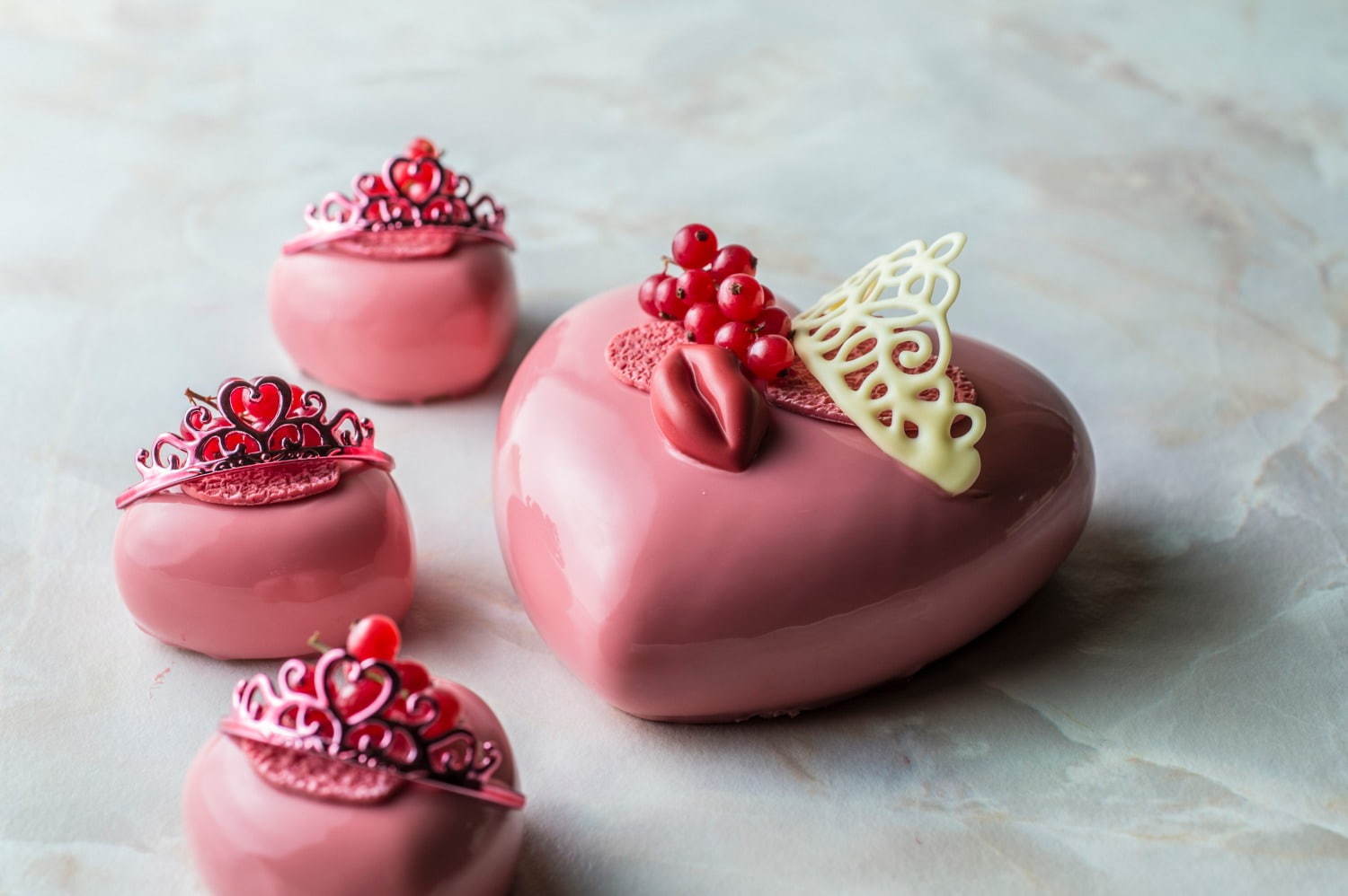 ANAインターコンチネンタルホテル東京のバレンタイン、ルビーチョコ×苺のハートケーキやヒョウ柄チョコ | 写真