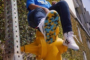 アディダス ポケモン コラボスニーカー Tシャツ ゲーム初期を彷彿させる ピクセル化ピカチュウ ファッションプレス