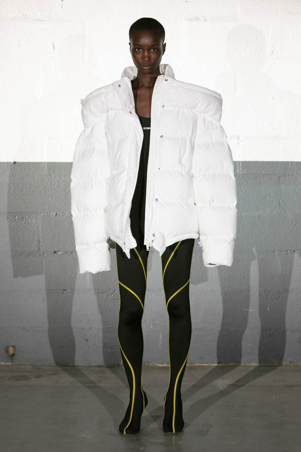写真2 42 レディース 白のダウンジャケットを使ったコーディネート着用 コレクションルックギャラリー ファッションプレス
