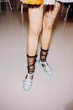 ヴィクター＆ロルフ×メリッサ、花レース模様のフラットサンダルとラフィアのカゴ風PVCバッグ｜写真13