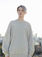 オーラリーとニューバランスのコラボスニーカー、ワントーンカラーのシボ感レザーをアッパーに｜写真3