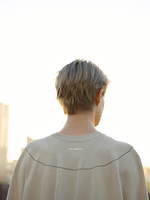 オーラリーとニューバランスのコラボスニーカー、ワントーンカラーのシボ感レザーをアッパーに｜写真1