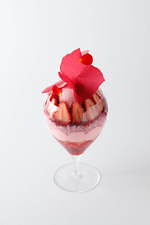 エンポリオ アルマーニ カフェ青山“ベリー×ルビーチョコレート”の2月限定パフェ｜写真1