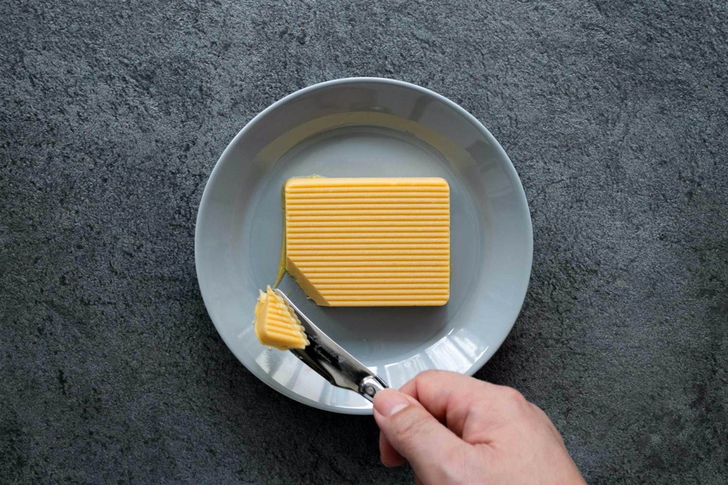 食べるバターのカノーブル“焼かない”バターケーキ、安納芋×焦がしバターの濃厚な味わい｜写真1