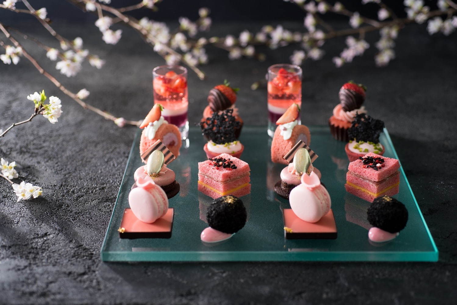 コンラッド東京の“桜×いちご”アフタヌーンティー、“花びら”を飾った春色マカロンや桜のジュレ